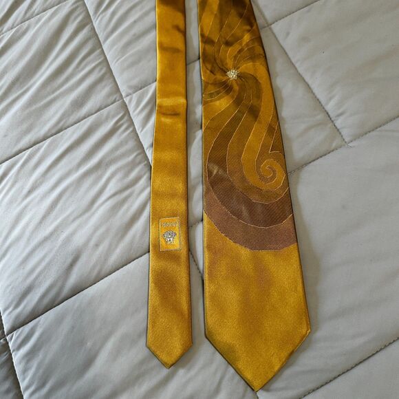 Versace XL Gold Silk Tie Abstract Swirl Medusa Logo Made In Italy  67"L x 3.75"W - Picture 10 of 16